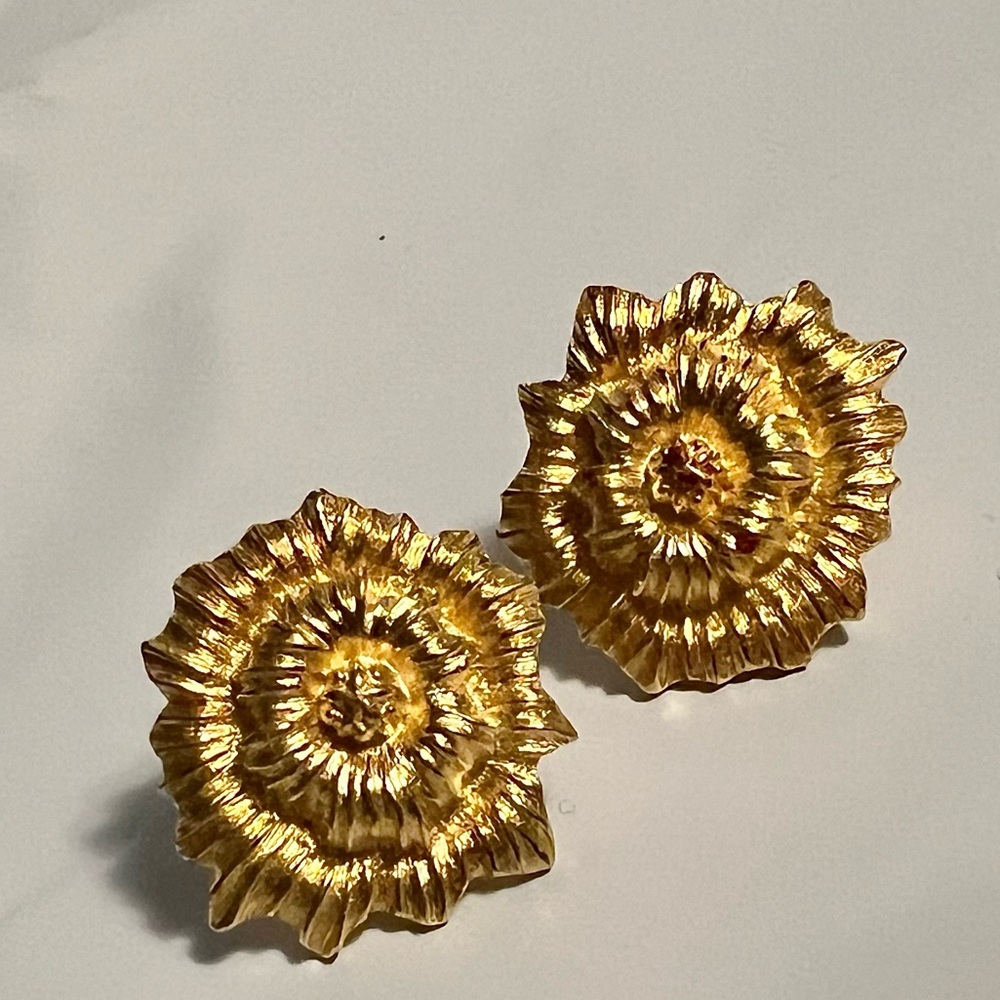 Vintage Monet Gold Tone Floral earrings